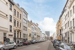 <span>Quares - TREVI Groep presenteert :<br />Indeling</span>:<br /><br />In de rustige Pacificatiestraat bevindt zich deze te renoveren, karaktervolle woning met een totale oppervlakte van circa 240 m², verdeeld over vier volwaardige verdiepingen. Achter de gevel schuilt een ruime stadswoning met tal van mogelijkheden voor wie op zoek is naar een renovatieproject met potentieel.<br /><br />Op het gelijkvloers betreedt u de woning via de inkomhal, die toegang geeft tot een garage met een hoogte van 1m80, ideaal voor fietsen en een wagen. Verder vindt u hier praktische opbergruimte, een wasruimte en een koertje.<br /><br />Via de authentieke trap bereikt u de eerste verdieping, waar de leefruimtes zich bevinden. Deze etage omvat een vestiaire, een lichtrijke eetkamer, een salon, een keuken en een balkon. Op de tweede verdieping bevindt zich een grote open ruimte met waterpunt, perfect in te richten als slaapkamer, atelier, hobbyruimte of extra leefruimte.<br /><br />De derde verdieping telt twee kamers, waarvan één met aansluitende badkamer. Helemaal boven, op de vierde verdieping, bevinden zich nog drie kamers met de mogelijkheid om deze om te vormen tot twee ruimere slaapkamers, afhankelijk van uw wensen. Enkele authentieke deuren en de originele trap geven de woning extra charme en karakter.<br /><br />Met een EPC-score C en enorm veel potentieel na renovatie is dit een unieke kans voor wie een ruime woning in Antwerpen naar eigen smaak wil omvormen tot een echte thuis.<br /><br /><br /><span>Omgeving</span>:<br /><br />De ligging vormt zonder twijfel een extra troef. De woning bevindt zich in een hippe en levendige buurt, maar tegelijk in een rustige straat waar u geniet van aangenaam wooncomfort. Op wandelafstand vindt u tal van gezellige cafés, trendy restaurants, lokale handelszaken en buurtwinkels, wat zorgt voor een bruisende en dynamische sfeer.<br /><br />Voor wie graag in het groen vertoeft, zijn er verschillende parken en ontspanningsmogelijkheden in de nabije omgeving. Ook het openbaar vervoer is uitstekend vertegenwoordigd met tram- en bushaltes vlakbij, waardoor u zich vlot door de stad verplaatst. Dankzij de goede aansluiting op de belangrijkste invalswegen en ring rond Antwerpen bent u bovendien snel onderweg naar andere delen van de stad of daarbuiten. Een ideale combinatie van rust, bereikbaarheid en stadsleven.