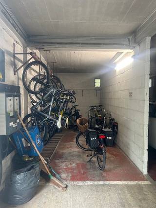 Open autostaanplaats te koop op toplocatie op het Frederik Van Eedenplein. Het garagecomplex is afgesloten met automatische poort en badge! In dichte nabijheid van op- en afrit Ring rond Antwerpen en direct bij tramhalte richting Stad Antwerpen!