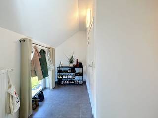 INDELING: 3e VERDIEPING: - inkomhal met gastentoilet - leefruimte met grote raampartijen (38m²) - open keuken (6m²) met keramische kookplaat, dampkap, koelkast met vriesvak en dubbele spoelbak - aansluitend is er een praktische berging - zonnig en aangenaam terras (20m²) met open zicht - 2 ruime slaapkamers (11m² en 13m²) - badkamer met bad/douche, dubbele lavabo en inmaakkast met mogelijkheid tot aansluiting wasmachine en droogkast - gelijkvloerse berging - autostaanplaats in garageAlgemeen: - gemeenschappelijke kosten: €60/maand- beschikbaar vanaf 01/09/2026- geen lift aanwezigOp zoek naar een appartement met groot terras? Vraag snel een bezoek aan via www.dewaele.com