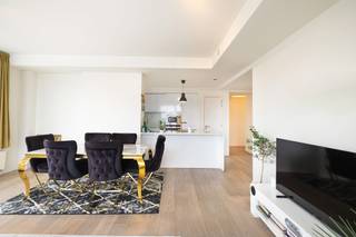 BRUSSEL, op de 7de verdieping van de recente en prestigieuze UpSite toren die luxe, moderniteit en veiligheid combineert, licht appartement van ±...