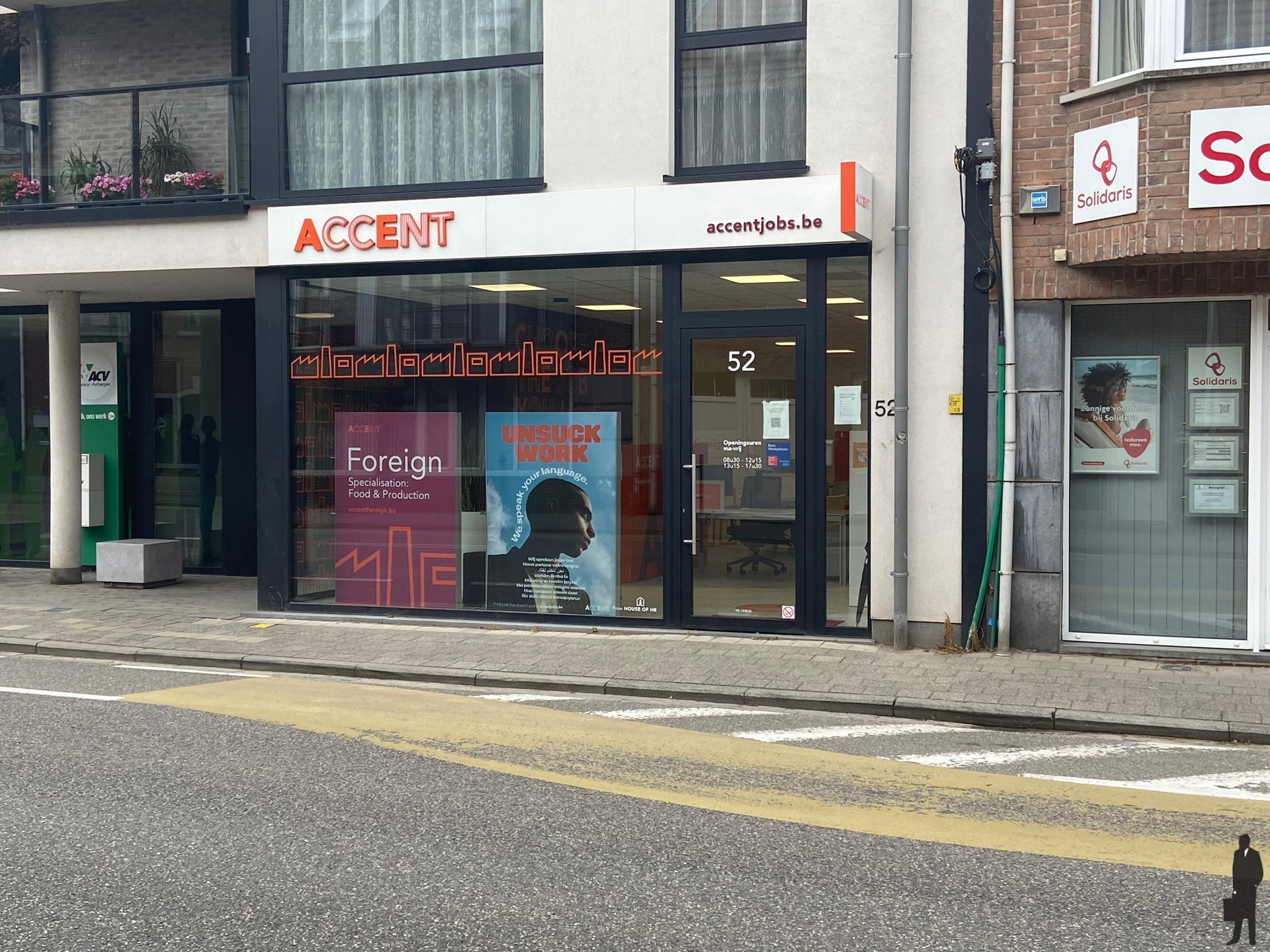 Ruime handels/kantoorruimte te huur in het centrum van Hoogstraten. - foto 1