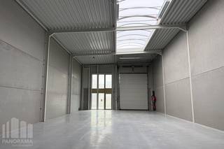 <strong>Nieuwbouw KMO-unit </strong>met een oppervlakte van 246 m² en 2 privatieve parkeerplaatsen te huur. Uitermate strategisch gelegen op de voormalige site van de papierfabriek Catala in Drogenbos, aan de zuidrand van Brussel, vlak naast de afrit 18 (Ruisbroek) van de E19 Brussel - Bergen. De site staat in zeer goede verbinding met het bovenlokaal wegennet van de E40, E19 en A12.<br /><br />De unit (brandklasse C) is opgebouwd uit een staalstructuur met geïsoleerde sandwichpanelen en heeft een <strong>vrije hoogte van 6 m.</strong> Verder is de loods toegankelijk via een <strong>automatische sectionale poort</strong> en voorzien van o.a. een lichtstraat met rookluik, polybetonvloer (1 t/m²) en individuele nutsvoorzieningen. Er is een grotere raam geplaatst voor meer natuurlijk licht en een versterkte grond.<br /><br />De unit maakt deel uit van het future-proof bedrijvenpark "Catala Business Park". <strong>Onmiddellijk Beschikbaar!</strong> <br /><br />Contacteer <strong>PANORAMA B2B</strong> voor bijkomende inlichtingen of een vrijblijvend plaatsbezoek<strong> 0479 70 70 70</strong>.