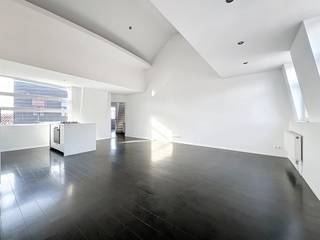 Gerenoveerde triplex met 3 slaapkamers te koop in Schaarbeek – Gaucheretstraat<br /><br />SCHAARBEEK – Gaucheretstraat 218<br />Gerenoveerde triplex – 3 slaapkamers – zeer licht – open en moderne ruimtes<br /><br />Gelegen in de Gaucheretstraat 218 in Schaarbeek, biedt deze prachtig gerenoveerde triplex een uitzonderlijke lichtinval, open volumes en een hedendaagse afwerking. Ideaal als gezinswoning, voor een jong koppel of als vastgoedinvestering in een levendige en uitstekend bereikbare buurt.<br /><br />De woning is verdeeld over drie niveaus, met een vlotte en logische indeling tussen leef- en slaapruimtes.<br /><br />🔹 3ᵉ verdieping – Nachtgedeelte: inkomhal, master bedroom met privatieve badkamer en apart toilet.<br />🔹 4ᵉ verdieping – Leefruimte: lichtrijke woonkamer, eetkamer, open volledig uitgeruste keuken, een slaapkamer, douchekamer, apart toilet en wasruimte.<br />🔹 5ᵉ verdieping – Onder dak: derde slaapkamer, ideaal als slaapkamer, bureau of polyvalente ruimte.<br /><br />Comfort &amp; uitrusting<br /><br />Individuele gascondensatieketel<br /><br />PVC ramen met dubbele beglazing<br /><br />Conforme elektrische installatie<br /><br />Gepantserde deur<br /><br />Moderne, volledig uitgeruste keuken<br /><br />Volledig gerenoveerde triplex – instapklaar<br /><br />EPC : G<br /><br />Deze triplex geniet van een strategische ligging in Schaarbeek, op wandelafstand van openbaar vervoer, winkels, scholen en belangrijke invalswegen, met een snelle verbinding naar het centrum van Brussel en de Europese wijk.<br /><br />✔️ Eigen bewoning<br />✔️ Ruimte voor gezin of koppel<br />✔️ Ideaal als verhuurinvestering<br />✔️ Aankoop zonder renovatiewerken<br /><br />📍 Gaucheretstraat 218 – 1030 Schaarbeek<br /><br />Ontdek onze andere appartementen te koop in Schaarbeek<br />👉 www.weinvest.be<br /><br />Contact<br />Frédéric Top – We Invest Brussel-Europa<br />📞 0472 34 44 08<br />✉️ frederic.top@weinvest.be