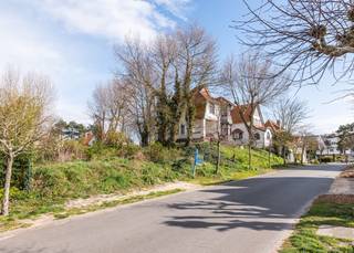 GRAND TERRAIN À BÂTIR (740 m²) BÉNÉFICIANT D'UN EMPLACEMENT DE CHOIX À KOKSIJDE-BADCe terrain à bâtir exceptionnel est situé dans la Bauwenslaan et...