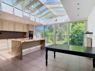 <h1><span>Maison familiale prête à emménager avec véranda, 4 chambres et garage à proximité du centre de Steenokkerzeel</span></h1><p><span>Cette maison mitoyenne (année de construction 1999) offre une superficie habitable denviron </span><span>180 m²</span><span> sur un terrain de </span><span>346 m²</span><span> et a été </span><span>entièrement rénovée en 2014</span><span>. Elle est prête à emménager et dispose dune </span><span>installation électrique conforme</span><span>.</span></p><p><span>Le rez-de-chaussée comprend un hall dentrée avec WC séparé, un spacieux et lumineux séjour ainsi quune magnifique </span><span>véranda (28,6 m²)</span><span> aménagée en cuisine avec coin repas, offrant un accès direct à la terrasse et au jardin. Une buanderie/remise complète cet étage.</span></p><p><span>Au premier étage, vous trouverez un hall de nuit, une salle de bains rénovée et </span><span>trois chambres spacieuses</span><span>. Un escalier fixe mène à une grande </span><span>chambre mansardée denviron 45 m² avec dressing</span><span>, idéale comme suite parentale, bureau ou espace polyvalent.</span></p><p><span>À lextérieur, vous profitez dun agréable jardin avec terrasse. Un </span><span>garage box séparé</span><span> constitue un atout supplémentaire.</span></p><p><span>Situation calme, </span><span>à proximité immédiate du centre de Steenokkerzeel</span><span>, des commerces, écoles et transports en commun, avec un accès aisé vers Bruxelles et Louvain.</span></p><p><span>Atouts :</span><span> prête à emménager rénovée en 2014 véranda avec cuisine 4 chambres électricité conforme garage situation centrale.</span></p><p><span>Cela vous intéresse ? Contactez-nous dès aujourd'hui pour organiser une visite info.steenokkerzeel@co-immo.be !</span></p><p><span><br /><br /></span></p>
