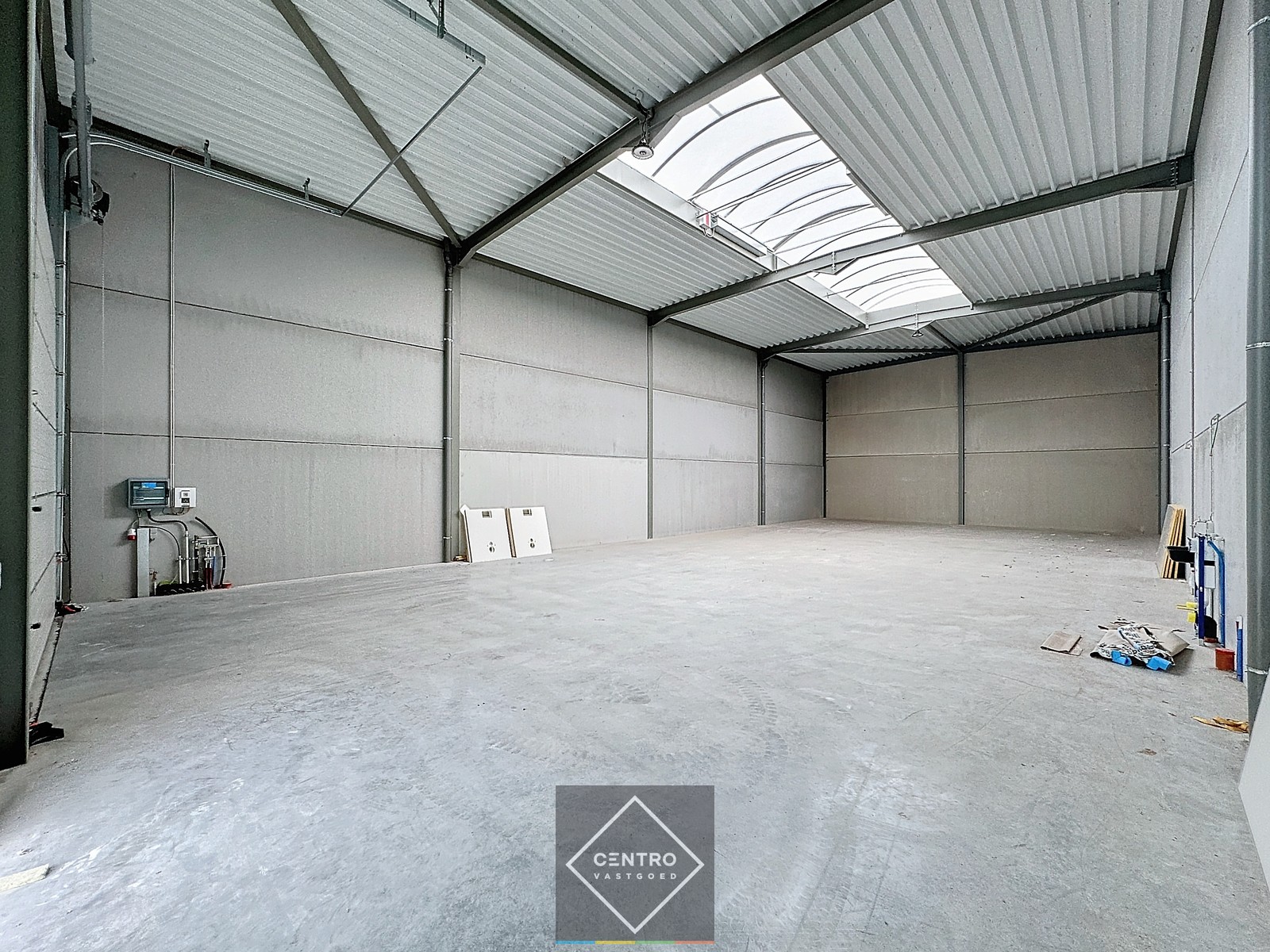 NB MAGAZIJN (264m²) met automatische sectionaalpoort, toilet en 2 voorbehouden parkeerplaatsen voor de deur te Beernem/Wingene. - foto 2