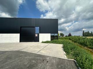 Nieuwbouw KMO-unit te huur met een oppervlakte van 180 m² en 2 privatieve parkeerplaatsen te huur. De casco magazijnruimte (brandklasse C) is...