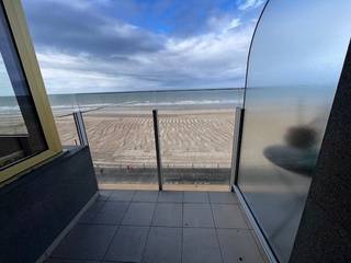 Op de Zeedijk met prachtig frontaal zeezicht in prestigieuze residentie ZESDE verdieping.Volledige gevelrenovatie.Gelegen in residentie op zeedijk...