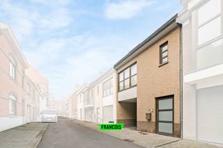 Dit charmante huis in de Smidsestraat biedt alles wat u zoekt voor comfortabel en gezellig wonen. Met drie ruime slaapkamers en een ruim terras...