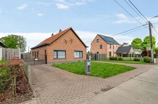 Neat family home, with option to total land area of 5007 m², located on a true A-location in Onze-Lieve-Vrouw-Waver, a quiet & residential...