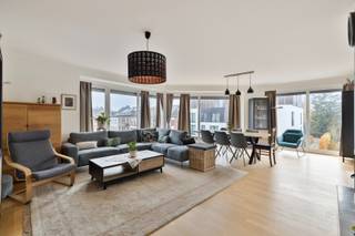 Op de tweede verdieping van een verzorgd en kleinschalig gebouw zonder lift in Brasschaat-Mariaburg bevindt zich dit instapklare en bijzonder lichtrijke appartement. Van zodra je binnenkomt, beleef je meteen het overvloedige natuurlijke licht en de aangename sfeer die doorheen de volledige woonruimte voelbaar is. Ondanks de ligging nabij de steenweg, ervaar je binnen in het appartement een opvallende rust, ver weg van de levendige steenweg.<br />Via de inkomhal met gastentoilet en handenwasser betreed je de ruime leefruimte van maar liefst 45 m². Hier is er meer dan voldoende plaats voor een gezellige zithoek en een volwaardige eetruimte. Aansluitend bevindt zich de praktische keuken, uitgerust met een elektrische kookplaat, oven, koelkast, vaatwasser en tal van opbergmogelijkheden. De nachthal leidt naar drie volwaardige slaapkamers (van 10m² tot 18m²), waarvan de grootste slaapkamer voorzien is van een dressing. De badkamer is functioneel ingericht met een ligbad met douchescherm, een dubbel lavabomeubel en een toilet. Daarnaast is er een aparte technische berging voorzien van aansluitingen voor wasmachine en droogkast. <br />Extra troeven zijn onder meer een energie-efficiënte infraroodverwarming, automatische zonnescreens, een private kelder en het dak dat in 2019 werd vernieuwd en geïsoleerd. Dit appartement combineert ruimte, comfort en een uitstekende ligging nabij winkels, openbaar vervoer en belangrijke invalswegen, en vormt daardoor een ideale opportuniteit voor zowel eigen bewoning als investering.