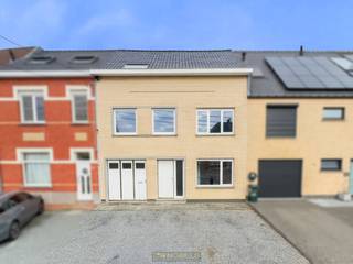 RUIME GEZINSWONING met DIEPE TUIN op GUNSTIGE LIGGING nabij het CENTRUM VAN OUDENAARDE. De woning beschikt over 2 VOLWAARDIGE BOUWLAGEN en UITBREIDINGSPOTENTIEEL OP ZOLDER. Dankzij haar goede bereikbaarheid, nabijheid van scholen, winkels, openbaar vervoer en recreatie aan De Donkvijver, vormt deze eigendom de IDEALE BASIS VOOR EEN GEZINSWONING die mee kan groeien OP MAAT VAN UW GEZIN. De woning beschikt over een EPC-label D, waardoor er GEEN RENOVATIEVERPLICHTING van toepassing is.<br />Op het gelijkvloers betreedt u de inkomhal met toegang tot de ruime woonkamer en de aanpalende te renoveren keuken. Verder bevinden zich op dit niveau een ruime inpandige garage en een afzonderlijk toilet. De 1ste verdieping biedt een nachthal met toegang tot 3 slaapkamers en een te renoveren badkamer. Via een trapluik bereikt u de geïsoleerde zolder, die ruimte biedt voor het creëren van 1 à 2 bijkomende slaapkamers.<br />Buitenshuis beschikt de woning over een ruime oprit met plaats voor meerdere wagens en een diepe, zonnige tuin, ideaal voor wie houdt van buitenruimte en privacy.<br /><br />Beschikbaar bij akte<br /><br />Adres: Kortrijkstraat 143, 9700 Oudenaarde<br /><br />EPC: 359 kWh/m², G-score A en P-score B, geen renovatieverplichting van toepassing