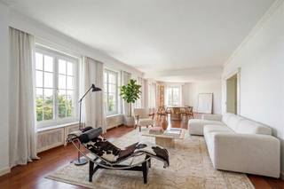 <p><span>ANTWERPEN - Stadspark - Van Eycklei 29:</span><span> Licht en stijlvol hoekappartement met uniek zicht over het Stadspark en met garagebox.</span></p><p><span> </span></p><p><span>BESCHRIJVING:</span></p><p><span> </span></p><p><span>Schitterend appartement op de 7° verdieping van een goed onderhouden gebouw.</span></p><p><span>Inkom via gepantserde deur. </span></p><p><span>Zeer lichtrijke leef- en eetruimte van ca 55 m</span><span><sup>2</sup></span><span> op mahonie parketvloer met een wijds panoramisch zicht over het Stadspark. </span></p><p><span>De keuken is zeer stijlvol en volledig uitgerust met een warme, authentieke uitstraling. Ze beschikt over talrijke ingemaakte kasten en een dubbele spoelbak in beschilderd Italiaans porselein. </span></p><p><span>Daarnaast is de keuken voorzien van de nodige toestellen, waaronder een inductiekookplaat met dampkap, ingebouwde vaatwasser, koelkast en diepvriezer van het kwaliteitsmerk Miele, en een ingebouwde stoomoven van Imperial. </span></p><p><span> </span></p><p><span>Apart gastentoilet met handwasser.</span></p><p><span> </span></p><p><span>Achteraan het appartement zijn er 2 slaapkamers van ca 33m² en 10m</span><span><sup>2</sup></span><span> op parket.</span></p><p><span>De masterbedroom grenst aan de luxe badkamer die beschikt over een jacuzzibad met waterontkalker, een dubbele lavabo met marmeren blad en een toilet. </span></p><p><span>Derde kamer (ca 10 m</span><span><sup>2</sup></span><span>) wordt momenteel benut als wasruimte.</span></p><p><span> </span></p><p><span>Aparte douchekamer met stoomdouche en lavabomeubel.</span></p><p><span> </span></p><p><span>Privatieve kelder inbegrepen.</span></p><p><span>Garagebox op het gelijkvloers met automatische poort mogelijks mee aan te kopen aan 30.000 €.</span></p><p><span> </span></p><p><span> </span></p><p><span>BIJZONDERHEDEN:</span></p><p><span> </span></p><p><span>* Alarm aanwezig</span></p><p><span>* Lift in het gebouw</span></p><p><span>* Privatieve kelderberging</span></p><p><span>* Garagebox met automatische poort</span></p><p><span>* De vaste kosten bedragen ca. 360 €/maand (inclusief verwarming, water, onderhoud, lift, beheer, brandpolis,...). Er is een reservefonds aanwezig.</span></p><p><span> </span></p><p><span> </span></p>