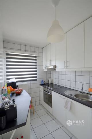 <p><span>The apartment is located on the 1st floor of a small well-kept 2-story building, whose roof is insulated. The fixed costs are €258/month and include trustee, heating, maintenance and light corridor, gas, hot and cold water. Upon entering we are in an L-shaped hall, which connects almost all the rooms present. At the front, you will find the living room (38 m²) with access on the right to the separate kitchen (8 m²), equipped with a stove, cooker hood, sink, built-in microwave oven, dishwasher, refrigerator and freezer. The 2 bedrooms of 11 m² and 15 m² are located at the rear of the building. The smaller of the two provides access to the north-oriented terrace (8 m²). The storage room (3 m²), a separate toilet and the bathroom (5 m²) with washbasin, bathtub and shower are located in the center of the house. To finish off, there is still a garage box to rent at €100€ with the apartment, located behind the building. For more info or a free estimate visit www.hansimmo.be</span></p><p><span> </span></p>