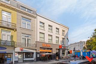 <p>Handelszaak verhuurd als horecazaak.<br />Gelegen aan het begin van de Tiensestraat (naast het Herbert Hooverplein) op een zeer strategische ligging.<br /><br />Dit goed verhuurd handelspand biedt een uitzonderlijke investeringsmogelijkheid op een toplocatie. Dankzij de huurovereenkomst geniet u van stabiele inkomsten en een solide rendement.<br /><br />Het pand is gelegen in een levendige buurt met uitstekende zichtbaarheid en een grote toestroom van klanten, wat bijdraagt aan de aantrekkingskracht voor huurders. Bovendien is er een goede bereikbaarheid via het openbaar vervoer en voldoende parkeermogelijkheden in de omgeving.<br /><br />Kenmerken:<br />Huurovereenkomst: Betrouwbare huurder.<br />Ligging: In een druk bezochte commerciële straat.<br />Toekomstperspectief: Geschikt voor diverse commerciële doeleinden en een blijvende waardestijging.<br /><br />Waarom investeren?<br />De combinatie van een sterke locatie, betrouwbare huuropbrengst en het potentieel voor waardestijging maakt dit pand tot een must-see voor investeerders.</p>
<p>Interesse? Aarzel niet en contacteer ons op +32 489 88 55 13 of via info@bvm-vastgoed.be</p>
<p></p>