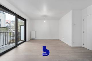 Deze studio bevindt zich op een uitstekende locatie in Oostende, op wandelafstand van het station en het strand.<br /><br />Gelegen in een recent gebouw (bouwjaar 2015) en aan de rustige achterzijde van het gebouw, verkeert deze studio in perfecte staat. De indeling omvat een lichtrijke leefruimte met open keuken, die uitgeeft op een aangenaam terras. Daarnaast is er een badkamer met aansluiting voor een wasmachine.<br /><br />De elektrische installatie is conform (blanco keuringsattest) en het appartement beschikt over een gunstig EPC-label B.<br />De woonst is momenteel verhuurd via Woonsprong. De huurovereenkomst kan worden opgezegd tegen 01/09/2027. De huidige huurprijs bedraagt € 507,11 per maand, vermeerderd met € 40 vaste kosten.<br /><br />Voor investeerders biedt dit pand interessante voordelen: er wordt slechts 7% registratierecht betaald in plaats van 12%.<br />Het appartement wordt verkocht onder het erfpachtstelsel.