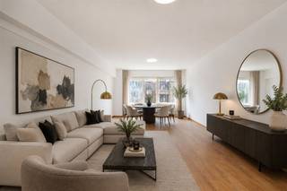 <p><span>Dit </span><span>volledig gerenoveerde 2-slaapkamer appartement</span><span> is gelegen op een toplocatie in Antwerpen, vlakbij het </span><span>Centraal Station</span><span> en </span><span>de Zoo</span><span> van Antwerpen. In de directe omgeving vindt u tal van winkels, restaurants en cafés, terwijl tram-, trein- en busverbindingen op wandelafstand zorgen voor een uitstekende bereikbaarheid. </span></p><p><span> </span></p><p><span>Dankzij deze centrale ligging is het appartement zowel interessant als investering als voor eigen bewoning. </span></p><p><span> </span></p><p><span>Indeling</span></p><p><span>-gelegen op de 3e verdieping</span></p><p><span>-inkomhal</span></p><p><span>-lichtrijke woonkamer aan de voorzijde van het gebouw</span></p><p><span>-volledig nieuwe ingebouwde keuken</span></p><p><span>-nachthal</span></p><p><span>-slaapkamer 1</span></p><p><span>-slaapkamer 2</span></p><p><span>-badkamer met bad en lavabo</span></p><p><span>-apart toilet</span></p><p><span> </span></p><p><span>Troeven</span></p><p><span>- centrale ligging vlakbij Centraal Station</span></p><p><span>- twee slaapkamers</span></p><p><span> </span></p><p><span>Ben jij geïnteresseerd in dit appartement vlakbij centrum Antwerpen, ben je op zoek naar ander vastgoed of wens je de waarde van jouw eigendom te kennen? Dan ben je bij BOLT immo aan het juiste adres! Wij helpen jou graag verder.</span></p><p><span> </span></p><p><span> </span></p>
