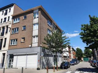 <p><span>2140: Xaveriusstraat : op wandelafstand Rivierenhof.</span></p><p><span> </span></p><p><span>Dit appartement op de derde verdieping bevindt zich tegelijk dicht bij de stad (de Roma, Turnhoutsebaan, Astridplein etc. maar eveneens dichtbij een groene omgeving.</span></p><p><span>Het appartement heeft 2 slaapmakers en ruime badkamer. Ook de living is groot en heeft veel lichtinval.</span></p><p><span>Fietsenstalling en een kelder zijn aanwezig. Er is ook een lift aanwezig.</span></p><p><span> </span></p><p><span>Indeling:</span></p><p><span> </span></p><p><span>hal: 5 m²</span></p><p><span>living: 30 m²</span></p><p><span>keuken: 6 m²</span></p><p><span>badkamer</span></p><p><span>slaapkamer: 12 m²</span></p><p><span>kamer: 4 m²</span></p><p><span> </span></p><p><span>Momenteel is het appartement verhuurd aan 620 € + provisie kosten. Als opbrengsteigendom dus eveneens mogelijk.</span></p><p><span> </span></p>