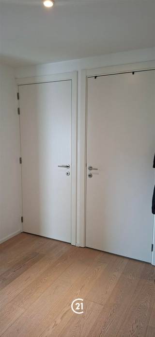 Recent en perfect onderhouden appartement uit 2016, gelegen op de tweede verdieping van een verzorgd gebouw met lift. Het appartement geniet van een rustige ligging aan de achterzijde van het gebouw. De aangename leefruimte beschikt over een open keuken en geeft rechtstreeks uit op een gezellig overdekt terras. Verder omvat het appartement een ruime slaapkamer met aansluitende dressing en een praktische douchekamer. Een ondergrondse autostaanplaats en een privatieve kelderberging zijn verplicht bij te kopen aan € 28.000. Er is eveneens een gezamelijke fietsenstalling. Het appartement is momenteel verhuurd en vormt daardoor een interessante investering. Nabij winkels, scholen en belangrijke verbindingswegen. EPC B (162)