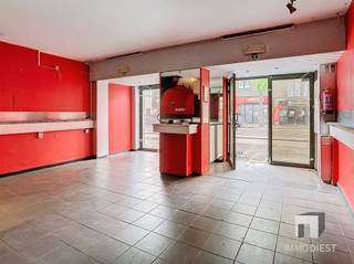 Handelspand met achterliggende een diepe tuin(=bouwgrond) heeft volgende troeven: Handelspand/café:+ Terras vooraan en mogelijkheid achteraan;+ Twee...