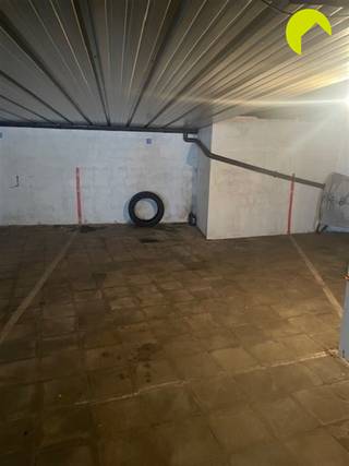 <p><span>Vlakbij het Te Boelaerpark bieden wij u 2 gunstig gelegen overdekte autostaanplaatsen nr 17 én 18 in dit kleinschalig garagecomplex.</span></p><p><span>De inrit is via de Bikschotelaan en het garagecomplex beschikt over een manuele kantelpoort. </span><span>De inrijhoogte is 1m77</span><span>.</span></p><p><span> </span></p><p><span>De plaatsen zijn apart te koop, momenteel niet verhuurd en daardoor onmiddellijk beschikbaar bij akte.</span></p><p><span>De syndicus is MVP Immobiliën te Borgerhout. De maandelijkse gemeenschappelijke lasten bedragen €11,75 per plaats.</span></p><p><span> </span></p><p><span>Afmetingen nummer 17:</span></p><p><span>Breedte 2,7 m</span></p><p><span>Diepte 6 m</span></p><p><span> </span></p><p><span>Afmetingen nummer 18:</span></p><p><span>Breedte van 3 m naar 4,20 m </span></p><p><span>Diepte van 4,2 m tot 5,6 m</span></p><p><span> </span></p><p><span>Overstromingsgevoeligheid:</span></p><p><span>P-score (perceelscore): A</span></p><p><span>G-score (gebouwscore): A</span></p><p><span> </span></p><p><span>In hetzelfde complex verkopen we ook 2 open garageboxen van 8 m diep.</span></p><p><span> </span></p><p><span>Voor meer info of een bezoek ter plaatse bel 03/449.42.41 of surf naar <span>www.habicom.be</span></span><span> </span></p><p><span>Benieuwd naar de waarde van jouw woning? Check het gratis op <span>www.watismijnhuiswaard.be</span></span></p><p><span> </span></p><p><span> </span></p><p><span> </span></p><p><span> </span></p>