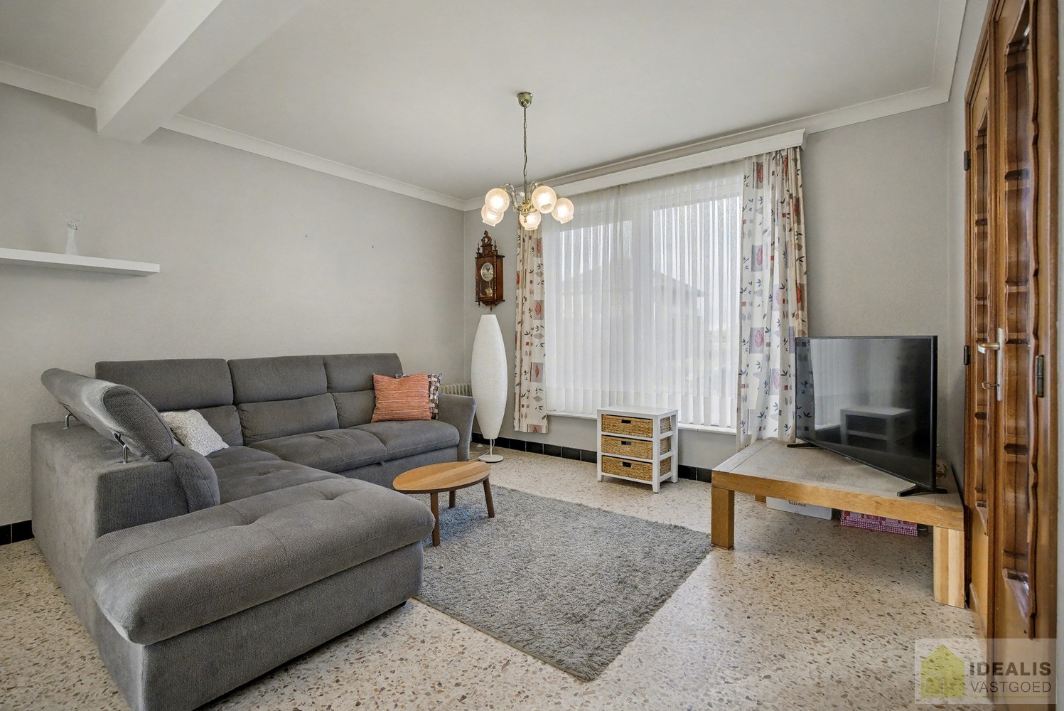 IDEALIS VASTGOED - Nabij het groen gelegen woning met een bewoonbare oppervlakte van + -125m² op een perceel van 7a59ca! Het betreft een zeer centraal gelegen woning t.o.v. grote steden als Leuven, Brussel, Antwerpen en Hasselt die vlot bereikbaar zijn do - foto 5