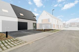 Deze hedendaagse nieuwbouwwoning met zadeldak (lot 71) is volledig afgewerkt en instapklaar. De woning beschikt over 4 slaapkamers, een extra zolderkamer bereikbaar via een vaste trap en een inpandige garage.<br /><br />Dankzij de grote raampartijen geniet je van een lichtrijke leefruimte met aansluitend een volledig ingerichte open keuken en een praktische berging. De badkamer is uitgerust met een dubbele wastafel, een douche en een bad. Bovendien is de woning reeds voorzien van een basislaag schilderwerk. Ook op energetisch vlak is de woning klaar voor de toekomst. Ze beschikt over vloerverwarming en is aangesloten op een warmtenet. De woning maakt deel uit van een innovatief en toekomstgericht woonproject met gemeenschappelijke pleinen, groenzones en waterpartijen. Ideaal voor wie op zoek is naar een instapklare nieuwbouwwoning waar je snel je intrek in kunt nemen.<br /><br />Het woonproject bevindt zich binnen de ring van Roeselare, op het grondgebied van Hooglede. Dankzij de gunstige ligging geniet je van een vlotte verbinding met het centrum van Roeselare en de omliggende regio. De uitstekende fietsverbindingen in alle richtingen dragen bij aan een fietsvriendelijke woonomgeving. Het Mammoetcenter in Roeselare bereik je al na 6 minuten fietsen. Bovendien beschikt het woonproject over een pakjesdienst voor extra dagelijks comfort.<br /><br />De vermelde prijs excl. kosten omvat zowel de grond als een volledig afgewerkte, instapklare woning. Alle afwerkingen en voorzieningen zijn inbegrepen: de keuken en badkamer inclusief sanitair, zonnepanelen, vloerverwarming, keuringen, terras, oprit, afsluiting en grasaanleg, evenals de aansluiting op het warmtenet. Enkel de wettelijke kosten zijn hierin nog niet opgenomen. De totale kostprijs, inclusief wettelijke kosten zoals registratierechten, btw, notariskosten en aansluitingskosten, kan je raadplegen op onze website: <u><strong>www.dumobil.be/nl/woonprojecten/projecten/hooglede-nieuwbouwwoningen</strong></u> • En/of contacteer onze bouwadviseur Sam Borrey voor meer info: 0483/21.01.33 - sam@dumobil.be - Deze woning kan op afspraak bezichtigd worden.<br />