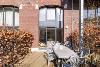 <p><span>Op een steenworp van Tour&amp;Taxis en het Pompidou centrum, stellen wij u deze instapklare duplex op het gelijkvloers voor, in een modern gebouw van 2011, rustig gelegen in een trendy buurt. Het biedt: een <strong><span>cosy woonkamer met open keuken</span></strong>, die rechtstreeks uitgeeft op een <strong><span>privatief terras</span></strong>. Van daaruit heeft u toegang tot een <strong><span>aangename gemeenschappelijke tuin</span></strong>, ideaal om te ontspannen. Dankzij de <strong><span>zuid-oost oriëntatie</span></strong> geniet de leefruimte van <strong><span>veel natuurlijk licht</span></strong> doorheen de dag. Op de <strong><span>verdieping</span></strong> bevinden zich twee slaapkamers en de badkamer. Parkeerplaats beschikbaar in het gebouw: €25.000. Extra troeven: <strong><span>ruime kelder van 6m²</span></strong>. Elektriciteit conform. Vrij bij akte. Een ideale opportuniteit voor wie wil wonen of investeren op wandelafstand van het bruisende centrum! Zeker te bezoeken.</span></p>