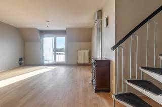 Interesse in dit leuk appartement? Neem rechtstreeks contact op met dries@meerinfo.immo of bel 0477/26.76.98<br />
<p>Dit aangename en verrassend ruime <strong>triplex dakappartement</strong> is gelegen aan de Heppenstraat in Beringen en onderscheidt zich door zijn bijzondere indeling over meerdere verdiepingen, twee ruime slaapkamers, een gezellig balkon en een gunstig <strong>EPC-label B</strong>. Het appartement combineert ruimte en comfort met een centrale ligging en vormt hierdoor een interessante opportuniteit voor zowel eigen bewoning als investering. Op de <strong>derde verdieping</strong> bevindt zich het leefgedeelte van het appartement, een aangename en lichtrijke <strong>woonkamer</strong> met toegang tot het balkon, met aansluitend de <strong>keuken</strong>, voorzien van een praktische afzonderlijke berging. Zowel de keuken als de woonkamer zijn uitgerust met <strong>airconditioning</strong>, waardoor het ook tijdens warme zomerdagen aangenaam vertoeven is. Op de volgende verdieping bevinden zich: een ruime slaapkamer, een badkamer uitgerust met zowel <strong>ligbad als douche, </strong> en een afzonderlijk toilet. De <strong>zolderverdieping</strong> werd ingericht als een ruime tweede slaapkamer. Door de verdeling van de verschillende woonfuncties over meerdere verdiepingen ontstaat een aangenaam gevoel van ruimte en privacy dat je niet snel terugvindt in een klassiek appartement. Met een <strong>EPC-label B</strong> beschikt het appartement over een gunstige energieprestatie. De aanwezige airconditioning in de keuken, woonkamer en slaapkamer verhoogt bovendien het wooncomfort aanzienlijk. Het appartement bevindt zich aan de <strong>Heppenstraat in Beringen</strong>, op een centrale en goed bereikbare locatie, winkels, scholen, horeca en openbaar vervoer bevinden zich op korte afstand. Ook het centrum van Beringen en de belangrijkste verbindingswegen zijn vlot bereikbaar.<br />Ondergrondse garage van 2,85m x5,66 m voor 18.000 euro bij aan te schaffen<br />Interesse: neem rechtstreeks contact op met de eigenaar dries@meerinfo.immo of bel: 0477/26.76.98</p>
<p></p>