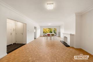 Op zoek naar een totaal gerenoveerd, instapklaar appartement nabij Brugge? Dit stijlvolle appartement in de stationsbuurt van Sint-Michiels combineert hedendaags wooncomfort met authentieke charme.<br /><br />Met een bewoonbare oppervlakte van 101 m² biedt deze eigendom een aangename leefomgeving met twee slaapkamers en een verzorgde badkamer. De renovatie werd net afgerond. Heel het appartement werd vernieuwd, waardoor je hier zonder zorgen je nieuwe thuis kunt maken. De moderne, strakke afwerking vormt een mooi geheel met authentieke elementen die het appartement karakter geven. Zowel aan de voor- als achterzijde geniet je van groen zicht vanop een balkon.<br /><br />De ligging aan de Koning Albert I-laan is bijzonder praktisch: je woont in Sint-Michiels, vlak bij de stationsbuurt van Brugge en met een vlotte verbinding naar het centrum en de omliggende gemeenten. Een ideale combinatie van bereikbaarheid en aangenaam wonen.<br /><br />Benieuwd naar dit appartement in Sint-Michiels? Neem contact op met Eva van Immo Francois en vraag je bezoek aan. <br /><br />De bovenvermelde prijs is een startprijs. <br /><br />Denk je eraan om je woning in Sint-Michiels te verkopen? Neem vrijblijvend contact op met Eva van Immo Francois in Oostkamp voor een gratis schatting via 0471 96 08 57 of eva@immofrancois.be.<br /><br />