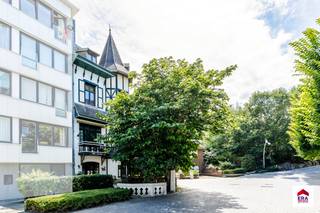 <h2>Villa Mon Foyer – Een iconische erfgoedvilla op een toplocatie in Koksijde</h2>

<p>In het hart van Koksijde, met een uniek open zicht op de iconische &amp;quot;Pit&amp;quot;, bevindt zich Villa Mon Foyer: een uitzonderlijke Belle Époque-villa waar karakter, geschiedenis en een ongeëvenaarde ligging elkaar ontmoeten.</p>

<p>Deze markante villa, ontworpen door de gerenommeerde architect Eugène Descamps, behoort tot het waardevolle bouwkundige erfgoed van Koksijde en is zonder twijfel één van de meest herkenbare residenties van de badplaats. De karaktervolle gevel met zijn elegante hoektoren, sierlijk vakwerk en verfijnde raampartijen getuigt van de rijke architectuur uit het begin van de twintigste eeuw.</p>

<p>De ligging is ronduit uniek. Gelegen in het centrum van Koksijde geniet u van een uitzonderlijk vrij uitzicht op de groene Pit, terwijl de Zeelaan, het strand, restaurants, winkels en alle voorzieningen zich op slechts enkele minuten wandelen bevinden. Een combinatie van rust, ruimte en levendigheid die vandaag bijzonder zeldzaam is aan de Belgische kust.</p>

<p>Binnen biedt Villa Mon Foyer een authentieke sfeer waarin charme en grandeur centraal staan. Tal van originele architecturale elementen dragen bij aan het unieke karakter van deze historische woning en bieden een uitzonderlijke basis voor wie droomt van exclusief wonen in een pand met een verhaal.</p>

<p>Deze eigendom is veel meer dan een villa; het is een stukje Koksijdse geschiedenis. Een zeldzame opportuniteit voor liefhebbers van erfgoed, architectuur en uitzonderlijke locaties.<br />058 51 23 23 of op christian@eraservimo.be</p>
