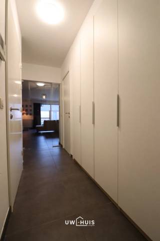 Bent u op zoek naar een gelijkvloers appartement met twee slaapkamers, grote tuin én garage? Lees en kijk dan snel even verder!<br />Dit appartement is ideaal gelegen, in het centrum van Haasdonk. Scholen, winkels en het openbaar vervoer zijn vlakbij. Dit appartement heeft een bewoonbare oppervlakte van 112 m2. Dit appartement heeft een grote tuin (incl. terras) waar m'n gezellig kan vertoeven met familie en vrienden. Dit appartement heeft aansluitend een garage, achteraan de tuin. De tuin beschikt tevens over een tuinhuis en een overdekt terras. <br />Indeling gelijkvloers:
Inkomhal met ingemaakte kasten en een gastentoilet. Ruime én lichtrijke leefruimte met open keuken. De keuken is volledig geïnstalleerd met kasten en toestellen. Ruime berging met aansluiting voor het wasmachine en de droogkast. Er is voldoende opbergruimte in de berging. Badkamer met ligbad, douche, dubbel lavabomeubel én toilet. Twee slaapkamers waarvan één slaapkamer met inloopdressing. Grote tuin (incl. terras) met achteraan een garage. De tuin beschikt tevens over een tuinhuis én een overdekt terras. <br />Dit prachtig appartement is beschikbaar vanaf 1 april 2026.
De gemeenschappelijke kosten zijn inbegrepen in de huurprijs. 