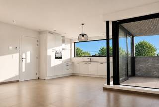 Ontdek dit prachtige, recente appartement, waar hedendaags wooncomfort en een stijlvolle afwerking perfect samengaan. 
Gelegen in het rustige en aangename Adegem, is dit instapklare appartement de ideale thuis voor wie op zoek is naar comfortabel en zorgeloos wonen. 
Of bent u op zoek naar een interessante investering? Dan is dit stijlvolle appartement beslist een bezoek waard.

De lichtrijke leefruimte sluit naadloos aan op de moderne open keuken, die het hart van de woning vormt. Vanuit de woonkamer heeft u toegang tot het gezellige terras, waar u in alle rust kunt genieten van een kop koffie of een ontspannen avond.

Het appartement beschikt over twee slaapkamers en een moderne badkamer, uitgerust met een badkamermeubel met lavabo en een ruime inloopdouche.

Extra troeven zijn de private autostandplaats en de praktische fietsenberging, die bijdragen aan een optimaal wooncomfort.

Dankzij de recente bouw, de energiezuinige afwerking en de gunstige ligging in Adegem vormt dit appartement niet alleen een ideale starterswoning, maar ook een uitstekende vastgoedbelegging met een aantrekkelijk verhuurpotentieel.

Contacteer ons vandaag nog voor meer informatie of een bezichtiging.
Via 09 336 16 15 of mail naar info@vastgoedunicum.be, wij helpen u graag verder!