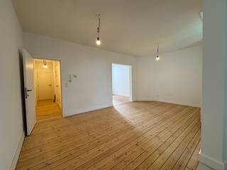 <br />Volledig gerenoveerd appartement met 1 slaapkamer te huur in een gebouw zonder lift. <br /><br />Dit appartement bevindt zich op verdieping 3 aan de achterkant van gebouw. <br />Verhuizen met verhuislift is dus niet mogelijk. <br /><br />Indeling:<br />- inkomhal <br />- lichtrijke woonkamer met aansluitend slaapkamer <br />- open keuken uitgerust met elektrisch kookvuur, dampkap, spoeltafel, ijskast en diepvries<br />- badkamer met inloopdouche en lavabo<br />- apart toilet <br />- bergruimte met aansluiting wasmachine <br /><br />100 euro provisie voor verwarming, water, brandverzekering, onderhoud en verbruik algemene delen<br /><br />Startdatum bespreekbaar <br />