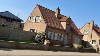 Charmante instapklare villa in rustige woonwijk, op wandelafstand van centrum & kustWelkom in deze alleenstaande, instapklare villa, gelegen in een...