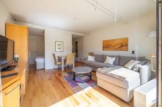 IINSTAPKLARE STUDIO MET SLAAPHOEK, TERRAS EN LATERAAL ZEEZICHT IN RESIDENTIE ALIOS<br />Deze mooie en instapklare studio is uitstekend gelegen in de standingvolle Residentie Alios, vlakbij het Kursaal, de Zeedijk en het bruisende centrum van Oostende.<br />De studio beschikt over een inkomhal met een volledig ingerichte keuken en tal van praktische ingemaakte kasten. De aangename woonkamer geeft uit op een zuidgericht terras waar u kunt genieten van een mooi lateraal zeezicht. Verder is er een praktische slaaphoek met bijkomende ingemaakte kasten en een badkamer.<br />Dankzij de vele ingebouwde opbergmogelijkheden, het zuidgerichte terras en het laterale zeezicht is dit de ideale uitvalsbasis aan zee, zowel als tweede verblijf, vaste woonst of interessante investering.<br />Een instapklare studio op een topligging in het hart van Oostende!
<ul>
<li>opp: 41m² + terras 4m²</li>
<li>Vlakbij het strand en het Kursaal</li>
<li>standingvolle residentie</li>
<li>EPC: 135</li>
</ul>