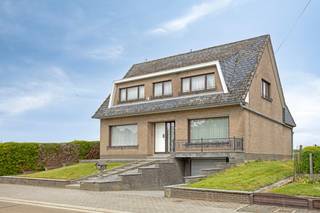 deze woning in open bebouwing bevindt zich in een vrij rustige straat Waanrode, een deelgemeente van Kortenaken. De woning biedt aangename leefruimtes op het gelijkvloers, 4 kamers op de verdieping en een volwaardige kelderverdieping met inpandige garage. Achteraan de eigendom is er alle plaats voor een mooie tuin.
Omvattende:
Gelijkvloers: inkomhal, zit- en eetkamer, eetplaats, keuken, veranda, badkamer
Eerste verdieping: nachthal, 4 slaapkamers, toiletruimte, berging
Zolderverdieping: geïsoleerde bergzolder
Kelderverdieping: inpandige garage, 2 extra keldercompartimenten
Oprit, terras en tuin: oprit, tuin met terras
Ligging: de woning bevindt zich in Waanrode, een deelgemeente van Kortenaken. Bushaltes zijn dichtbij en de aansluiting met de E314 bevindt zich op een 6-tal km.
Deze gezinswoning is onmiddellijk beschikbaar. deze woning in open bebouwing bevindt zich in een vrij rustige straat Waanrode, een deelgemeente van Kortenaken. De woning biedt aangename leefruimtes op het gelijkvloers, 4 kamers op de verdieping en een volwaardige kelderverdieping met inpandige garage. Achteraan de eigendom is er alle plaats voor een mooie tuin.
Omvattende:
Gelijkvloers: inkomhal, zit- en eetkamer, eetplaats, keuken, veranda, badkamer
Eerste verdieping: nachthal, 4 slaapkamers, toiletruimte, berging
Zolderverdieping: geïsoleerde bergzolder
Kelderverdieping: inpandige garage, 2 extra keldercompartimenten
Oprit, terras en tuin: oprit, tuin met terras
Ligging: de woning bevindt zich in Waanrode, een deelgemeente van Kortenaken. Bushaltes zijn dichtbij en de aansluiting met de E314 bevindt zich op een 6-tal km.
Deze gezinswoning is onmiddellijk beschikbaar.
https://www.itimmo.be/oude-tiensestraat-44-kortenaken