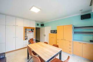 Dit veelzijdige handelspand met bijhorend appartement is gelegen in Deerlijk en is ingericht als slagerij.Het gelijkvloers biedt tal van...