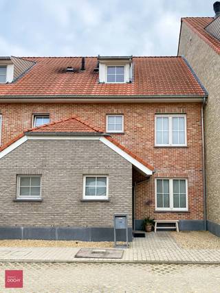 Heel verzorgde woning bestaande uit een inkomhall, living, keuken met berging, 3 slaapkamers, badkamer, grote hobbyzolder (extra slaapkamer), terrastuin met degelijke tuinberging.