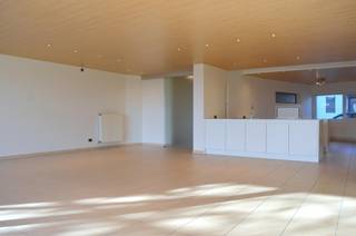 Dit appartement bevindt zich nabij het centrum van Bellegem en geniet daarenboven een uiterst vlotte bereikbaarheid.Binnenkomen in de inkomhal met...