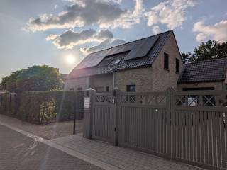 🏡 Ruime open bebouwing, gebouwd in 2007 met zwembad in rustige, doodlopende straat nabij gegeerde wijk Lakvenheide.
Op zoek naar een ruime instapklare gezinswoning met 5 slaapkamers, een mooie tuin en een zwembad? Dan is deze open bebouwing op een perceel van 649 m² zeker het ontdekken waard.
De woning is gelegen in een rustige, doodlopende straat, ideaal voor wie houdt van rust, privacy en een aangename woonomgeving. Directe toegang tot autostrade E19 en dorp van Sint-job of Maria-ter Heide.
De woning beschikt over:
- Gloednieuwe keuken 2022
- Nieuwe ramen 2022
- 4 slaapkamers
- 1 badkamer (vernieuwd in 2020)
- Een ruime living
- Ruimte voor 2 auto's op de oprit te parkeren en 1 extra parkeerplek buiten de omheining
- Bureau (of 5e slaapkamer)
- Berging
- Garage
- Zonnepanelen
- Batterij 10kW
- Verwarming op aardgas
- Zwembad
Buiten geniet je van een aangelegd terras en volledig omheinde tuin, ideaal om te ontspannen en gezellig samen te zijn. Ligging tuin noordoost.
Het zwembad (4mx6mx120cm diep) met zoutelektrolyse en warmtepomp vormt een extra troef en zorgt voor heerlijk genieten tijdens warme dagen.
Belangrijke informatie: een gedeelte van de keuken bevindt zich in een constructie waarvoor geen stedenbouwkundige vergunning werd afgeleverd.
Deze toestand wordt volledig en transparant meegedeeld aan kandidaat-kopers. Verdere informatie hierover is beschikbaar bij interesse of bezoek.
Een ruime gezinswoning met veel troeven, gelegen op een rustige locatie en met alle ruimte om volop van wonen en buitenleven te genieten.
EPC attest: B label
Keuring elektriciteit: niet conform (kleine aanpassingen nodig)
IMMO'S, gelieve u te weerhouden, woning wordt particulier te koop aangeboden.
Koop rechtstreeks van de eigenaar.
Interesse in een bezoek? Graag telefonisch bellen naar 0473808208
