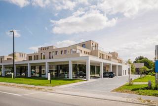 Deze handelsruimte maakt deel uit van het prestigieuze project Gouwy en geniet van een centrale ligging in Sint-Martens-Latem, een gemeente die bekendstaat om haar exclusieve woonkwaliteit. Dankzij deze toplocatie is er maximale visibiliteit en een constante stroom van voorbijgangers.<br /><br />Het handelspand/kantoor wordt casco aangeboden, waardoor de koper volledige vrijheid heeft om de ruimte naar eigen noden en wensen in te richten. Dit maakt het pand uitermate geschikt voor diverse commerciële of professionele doeleinden.<br /><br />De handelsruimte bevindt zich op het gelijkvloers van de residentie. Het ontwerp van Gouwy, gerealiseerd door Bontinck Architecture & Engineering, legt sterk de nadruk op licht en openheid. De grote raampartijen zorgen voor een overvloed aan natuurlijk daglicht, wat het werkcomfort verhoogt en de zichtbaarheid van de ruimte versterkt.<br /><br />Bij het pand horen maar liefst 37 ondergrondse en 8 bovengrondse parkeerplaatsen, een absolute meerwaarde voor zowel medewerkers als klanten.<br /><br />De handelsruimte beschikt over een bruto vloeroppervlakte (BVO) van 1.296,33 m².<br /><br />Voor meer informatie neem contact op met Krista op 0470 70 72 26