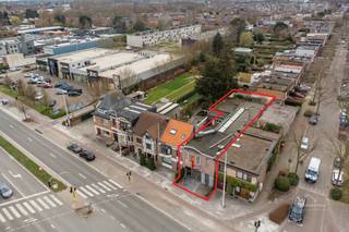 Welcome to this modern commercial property in Edegem. With a generous floor space of 355 m², this commercial property offers numerous...