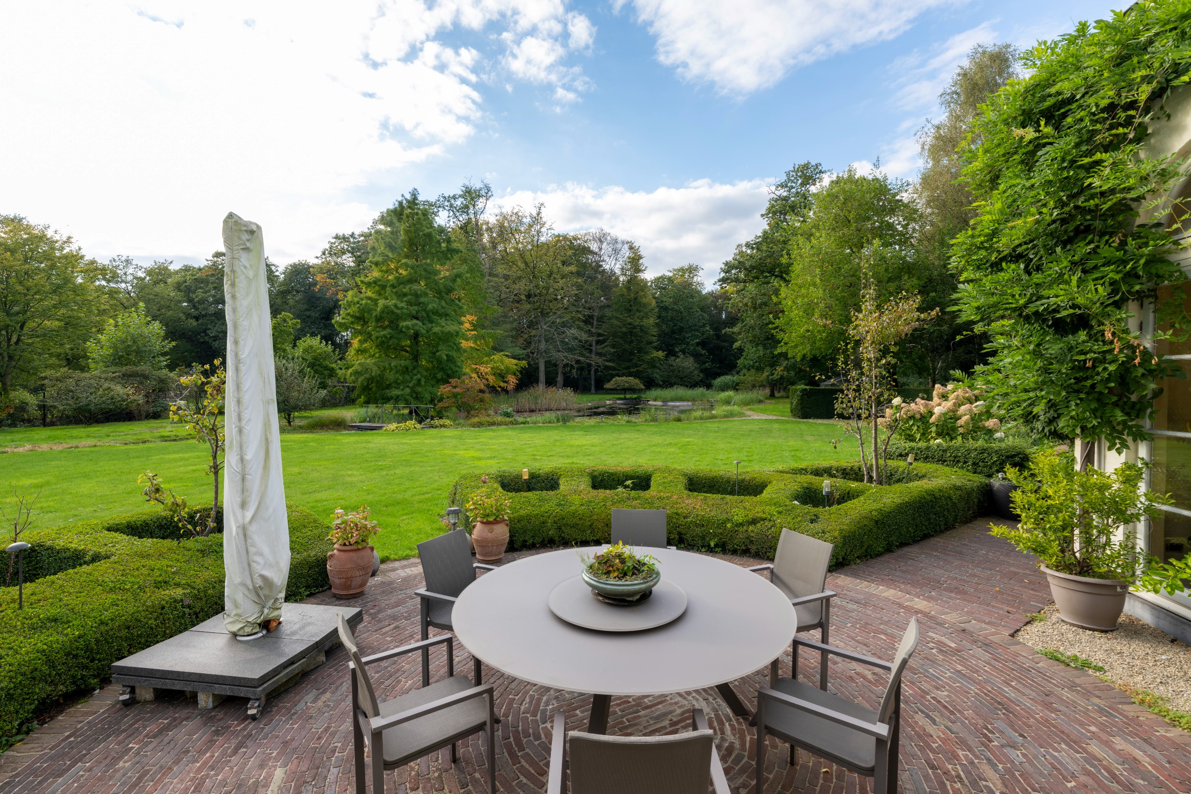 Majestic spacious villa with indoor pool in a park garden of 1.1 hectares. - photo 4