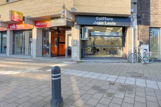 Bent u op zoek naar een ideaal gelegen handelszaak vlak aan het UZ Gent? <br />Dan is dit pand zeker iets voor u! <br /><br />Op een uitstekende locatie vlakbij het UZ Gent bieden wij een handelsruimte aan op het gelijkvloers. Deze commerciële ruimte is momenteel verhuurd aan een kapperszaak, maar leent zich perfect voor diverse andere bedrijfsactiviteiten.<br /><br /><strong>Hoe ziet de indeling eruit: </strong><br />Via de inkomhal komt u terecht in een ruimte waar momenteel de kapperszaak uitgeoefend wordt. Verder is hier ook een apart toilet en aparte ruimte voor keuken/berging. <br /><br /><strong>Kenmerken:</strong>
<ul>
<li>Toplocatie </li>
<li>Duurzame warmtepomp </li>
<li>Flexibel in te richten </li>
<li>Momenteel verhuurd</li>
</ul>
Interesse om eens langs te komen? Contacteer Elisa 0468 45 65 26 of elisa@ocvastgoed.be<br /><br />EPC: C-label, Bruto Vloeroppervlakte handelspand: 52 m² (volgens het EPC-verslag)<br />Stedenbouwkundige inlichtingen: in aanvraag. <br />Overstromingsgevoelig gebied: in aanvraag.<br />P-score, G-score: in aanvraag. <br />Dit pand is niet onderhevig aan de renovatieverplichting