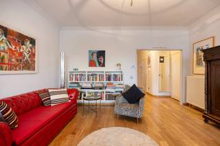 Gelieve uw bezoekaanvraag per e-mail te sturen naar arnout@rochtusvastgoed.be, met vermelding van uw naam, gsm-nummer en het adres van het te bezoeken pand.<br /><br />Dit gemeubelde appartement bevindt zich op de 3de en hoogste verdieping en is bereikbaar via de lift. De ruime inkomhal beschikt over een ingemaakte vestiairekast en een apart gastentoilet. Vanuit de inkomhal bereikt u de zeer lichte en aangename leefruimte (ca. 35 m²) met volledig geïnstalleerde open keuken dewelke voorzien is van alle comfort. Aansluitend met de keuken bevindt zich nog een praktische berging. De 2 slaapkamers (ca. 17 m² en 11 m²) zijn aan de rustige achterzijde van het appartement gelegen. De kleinste slaapkamer is voorzien van een sofabed en geeft toegang tot een klein terras waar men 's avonds van de ondergaande zon kan genieten. Tenslotte is er nog de badkamer, die beschikt over een grote douche, een wastafel, een wasmachine en een droogkast.<br />Het appartement is gelegen in de directe nabijheid van de Singel en Antwerpen-Centrum en is gemakkelijk te bereiken met zowel de wagen als met het openbaar vervoer. Op wandelafstand vindt u Domein Hertoghe en het Koning Albertpark, waar u in alle rust van de natuur kan genieten. Ook is de Albert Heijn kortbij gelegen, ideaal om boodschappen te kunnen doen! Een koffie'tje kan u gezellig drinken in de Kofika.<br />TE HUUR VOOR EEN KORTE TERMIJN: 01/01/2027 TOT 30/04/2027 (termijn is flexibel, het kan iets vroeger of later!)<br />Verhuurformule: 950 euro + 250 euro ALL IN (water, elektriciteit, tv, internet en gemeenschappelijke kosten)<br />Niet mogelijk om domicilie te vestigen.