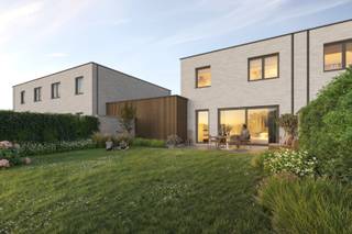 In de nieuwe woonwijk aan de Beekstraat – Begijnhofstraat in Astene bij Deinze bouwt Danneels deze moderne sleutel-op-de-deur woning met 3 slaapkamers en een garage. <br /><br />Het is een halfopen bebouwing met maar liefst 185 m² woonruimte en uitgerust met o.a. een geothermische warmtepomp, vloerverwarming, zonnepanelen en een ventilatiesysteem met warmterecuperatie.<br /><br />Danneels besteedt extra aandacht aan verfijning bij de architectuur en de afwerking, maar denkt ook aan een praktische indeling. Een open en lichtrijke woonkamer, volledig ingerichte keuken, bureau- of speelhoekje in de woonkamer, 3 ruime slaapkamers en een complete badkamer. De woning heeft verder nog een omheinde tuin met gezellig terras én een ruime garage.<br /><br />In onze totaalprijs zijn mooie budgetten voorzien voor de keuken, badkamer, vloertegels, … van jouw keuze. Ook jouw oprit en het terras zijn inbegrepen. 