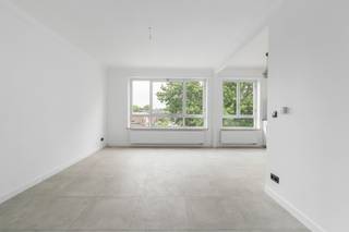 <p>Ontdek dit instapklare appartement, ideaal gelegen in een rustige straat aan een gezellig pleintje in Merksem. Hier geniet u van een aangename woonomgeving, terwijl winkels, openbaar vervoer, scholen en het centrum van Merksem zich op korte afstand bevinden. De combinatie van een rustige ligging en een uitstekende bereikbaarheid maakt dit een bijzonder gegeerde locatie.</p>
<p>Het appartement bevindt zich in een kleinschalig gebouw met slechts drie appartementen, wat zorgt voor een rustige en gemoedelijke sfeer. </p>
<p>Of u nu op zoek bent naar uw eerste eigen woning of een interessante investering met verhuurpotentieel, dit appartement biedt een uitstekende opportuniteit.<br /><br />Belangrijkste ruimtes:<br />• Lichtrijke woonkamer met open keuken<br />• Twee slaapkamers<br />• Badkamer met douche, toilet en dubbele wastafel in meubel<br />• Terras<br /><br />Troeven:<br />• Kleinschalig gebouw met slechts 3 mede-eigenaars<br />• Uitstekende bereikbaarheid, nabij invalswegen, winkels, horeca en openbaar vervoer<br />• Ideaal als investering of voor eigen gebruik<br /><br />Neem vandaag nog contact op met je ERA-makelaar voor een bezoek. JOUW DROOMAPPARTEMENT. ZO GEVONDEN!</p>