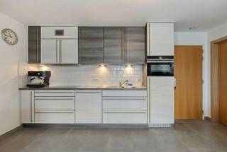 Dit aangename appartement combineert een centrale ligging met comfort en een praktische indeling. Ideaal voor zowel eigen bewoning als investering, dankzij de gunstige energiescore en de vlotte bereikbaarheid. Het appartement, met een bewoonbare oppervlakte van +/- 58m², is gelegen op de eerste verdieping en heeft volgende indeling: lichtrijke leefruimte met directe toegang tot het ruime, Zuidwest georiënteerde terras, open keuken, berging, slaapkamer van ca. 12 m², apart toilet en een badkamer met zowel een ligbad als een douche.Exterieur: autostaanplaats, optioneel bij aan te kopen aan €12.000.Karakteristieken- Vrij bij akte- Zeer goede EPC-score B- Ruim, Zuidwest georiënteerd terras- Gelegen in het centrum- Gebouw met liftKortom, een comfortabel en energiezuinig appartement op een uitstekende locatie, met alle troeven voor wie centraal en zorgeloos wil wonen of investeren. Interesse? Contacteer ons voor meer informatie of een bezoek ter plaatse via 02 460 80 46 of info@structura.be