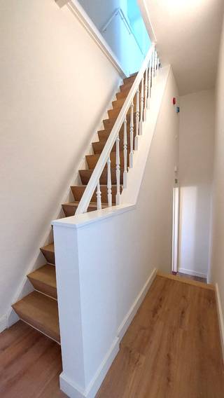 Dit triplex appartement is centraal gelegen te Oostende.Nabij openbaar vervoer, winkels en scholen. Het bevat een triplex met 3...